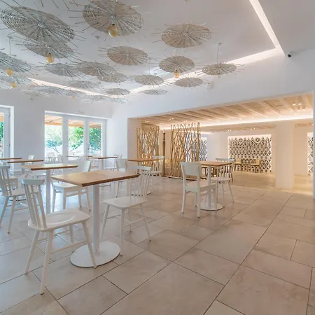 מלון Vienoula's Garden 4*