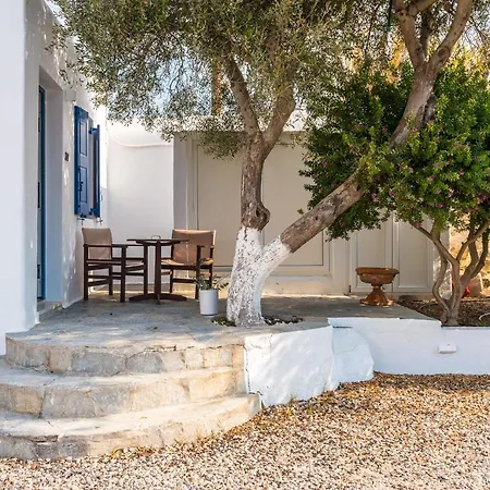 מלון Vienoula's Garden 4*