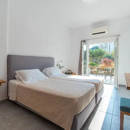 מלון Vienoula's Garden 4*