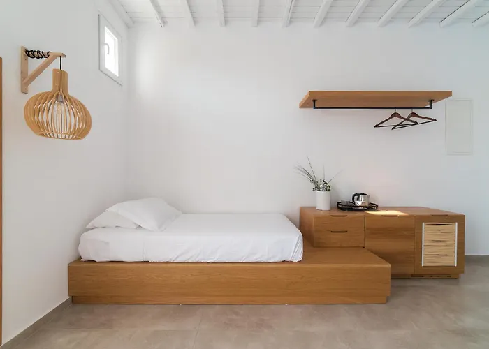 מלון Vienoula's Garden 4*