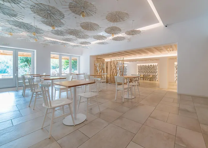 מלון Vienoula's Garden 4*