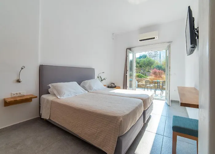 מלון Vienoula's Garden 4*